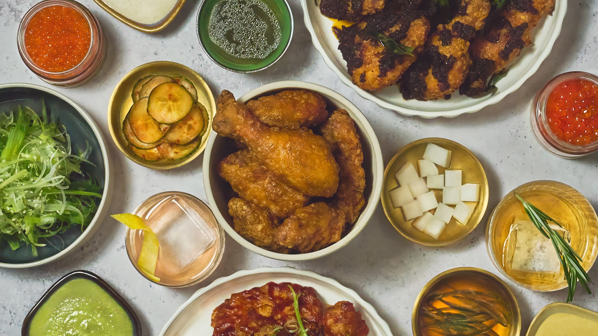 Le festin de poulet frit Super Kozhi disposé pour être partagé chez Kozhi, Ottawa