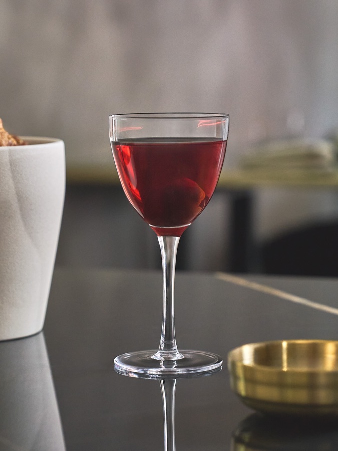 Cocktail rouge signature chez Kozhi, Ottawa